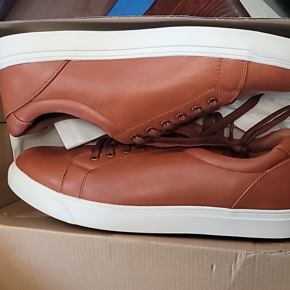 Sneakers/Shoes